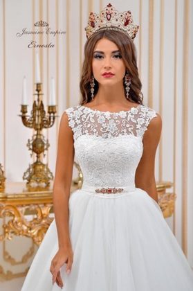 The most fashionable short wedding dresses: photo catalog of wedding dresses