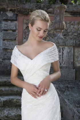 The most fashionable short wedding dresses: photo catalog of wedding dresses