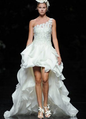 The most fashionable short wedding dresses: photo catalog of wedding dresses