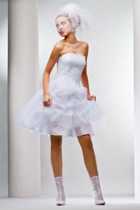 The most fashionable short wedding dresses: photo catalog of wedding dresses