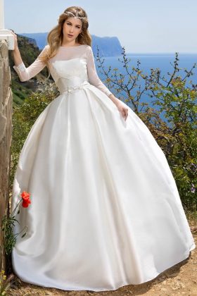 Maternity wedding dresses: a photo of wedding dresses for brides in position