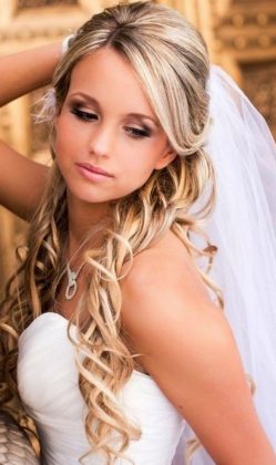 Gaya rambut perkahwinan dengan kerudung: gaya rambut foto dengan selendang pendek dan panjang