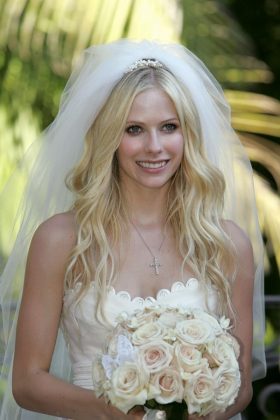 Γαμήλια χτενίσματα με πέπλο: φωτογραφικά hairstyles με κοντό και μακρύ πέπλο