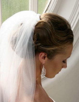 Γαμήλια χτενίσματα με πέπλο: φωτογραφικά hairstyles με κοντό και μακρύ πέπλο