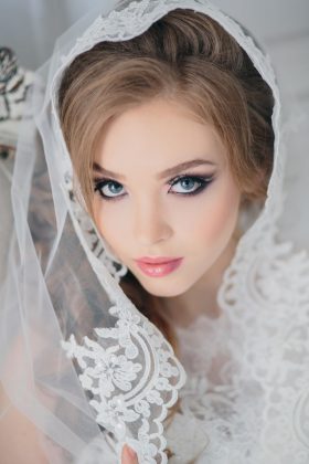 Bryllupsfrisyrer med slør: fotofrisyrer med kort og langt slør