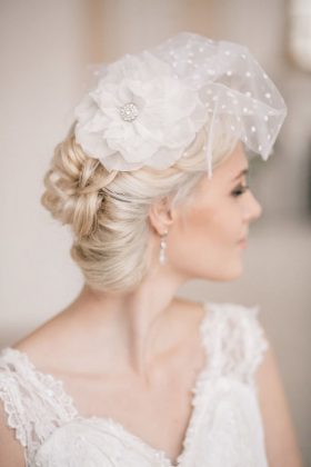 Gaya rambut perkahwinan dengan kerudung: gaya rambut foto dengan selendang pendek dan panjang