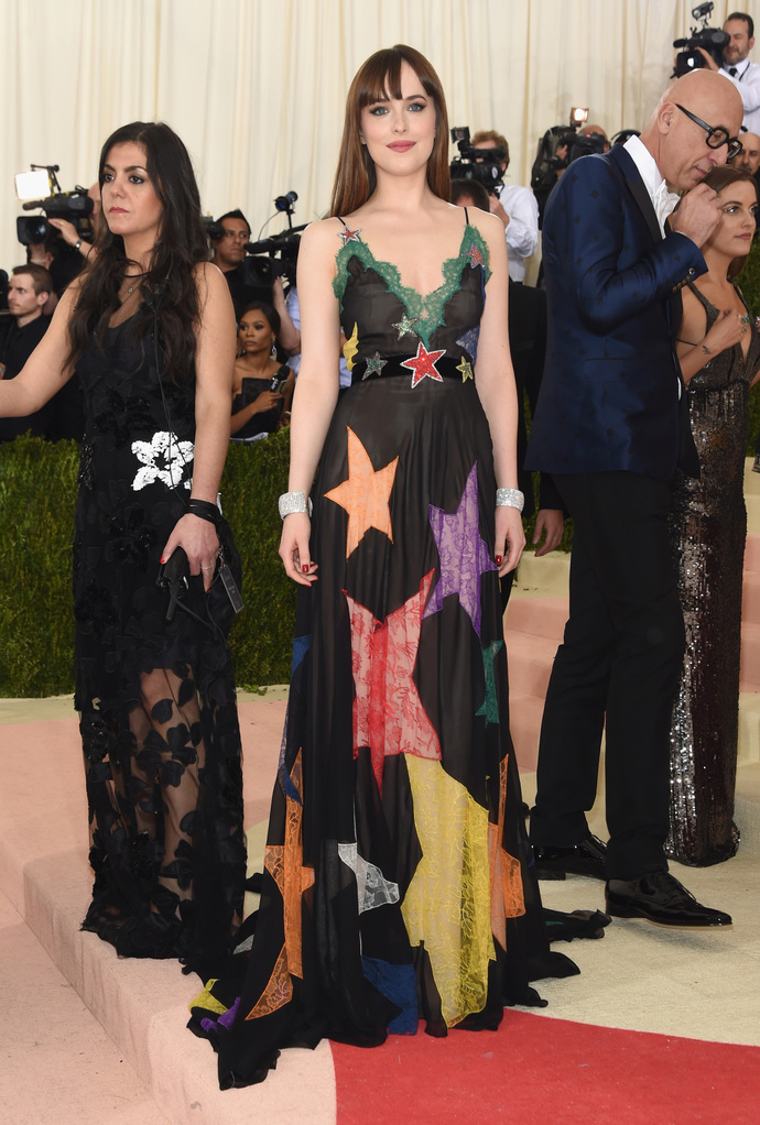 Estélyi ruhák Csillagok: Dakota Johnson a Gucci-ban