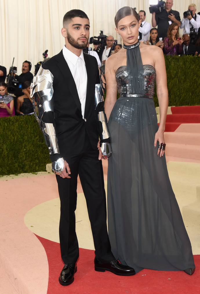 Vakara tērps zvaigznēm: Gigi Hadid Tommy Hilfiger un Zane Malik Versace