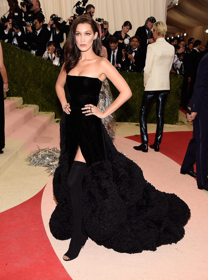 Bella Hadid chocou todos com roupa da Givenchy
