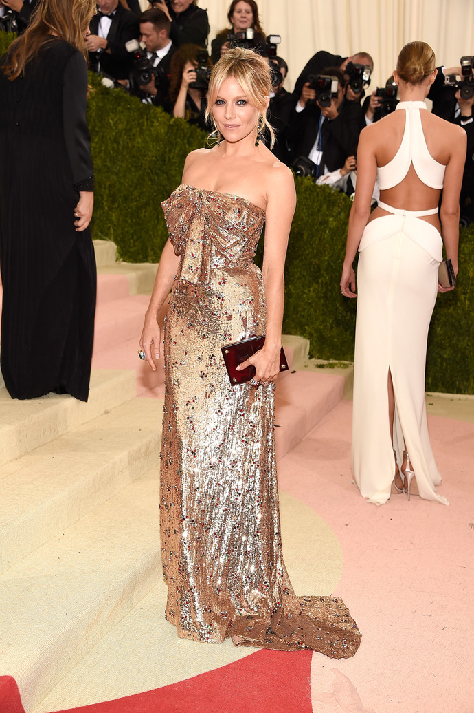Os mais belos vestidos de noite de celebridades: Sienna Miller na Gucci