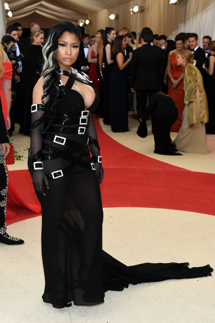 Puošniausios vakaro žvaigždžių suknelės: Nicki Minaj „Moschino“