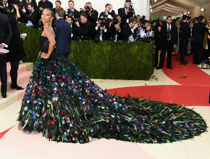 Zoe Saldana escolheu um vestido de noite da Dolce & Gabbana