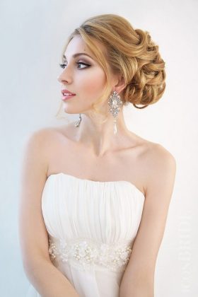 Ballagási és esküvői frizurák: fotóalbum a frizurákról diplomások és menyasszonyok számára