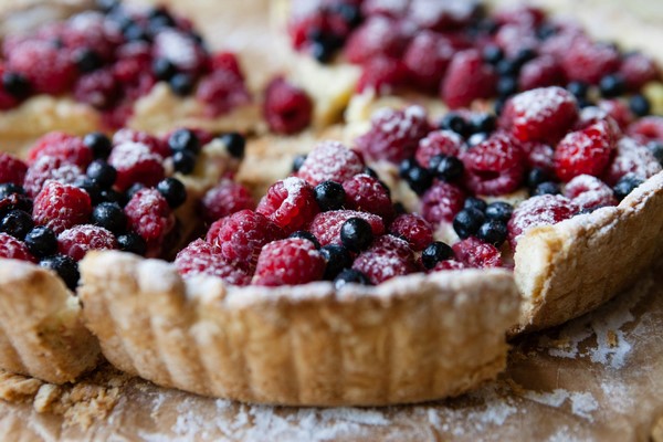 blueberry pie with raspberries