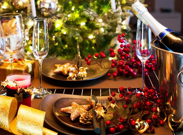 Regolazione della tabella di festa di Natale e Capodanno. celebrazione