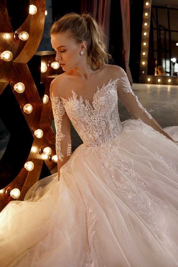 Ein Hochzeitskleid auswählen? Fotos von Brautkleidern, Trends und Trends der Hochzeitsmode