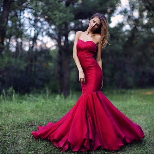Gražiausios bustier suknelės - elegantiška apranga įspūdingoms moterims