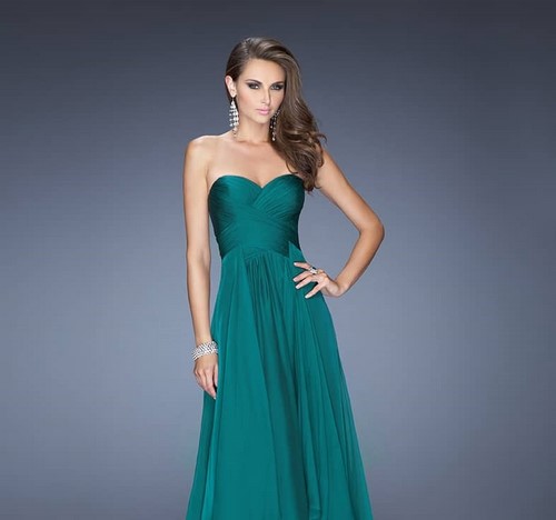 The most beautiful green dresses 2019-2020: photos of the idea of ​​an evening dress
