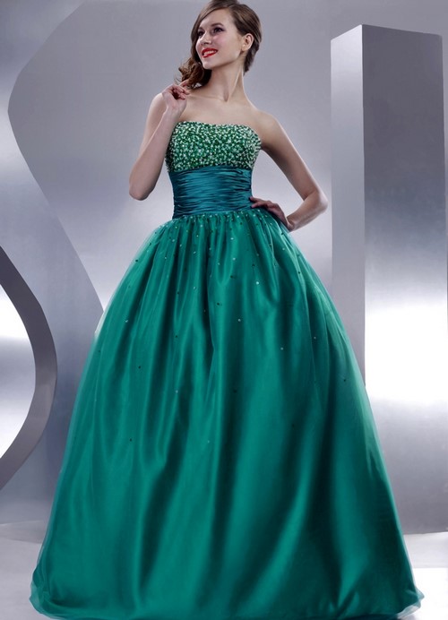 The most beautiful green dresses 2019-2020: photos of the idea of ​​an evening dress