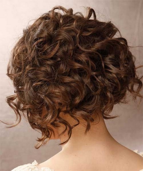 Niegrzeczne loki lub modne fryzury na kręcone włosy