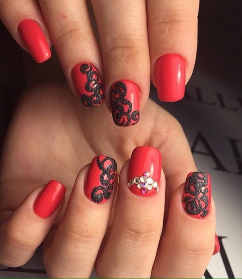 Monogrammi sulle unghie: una lussuosa manicure con monogrammi per un'occasione speciale