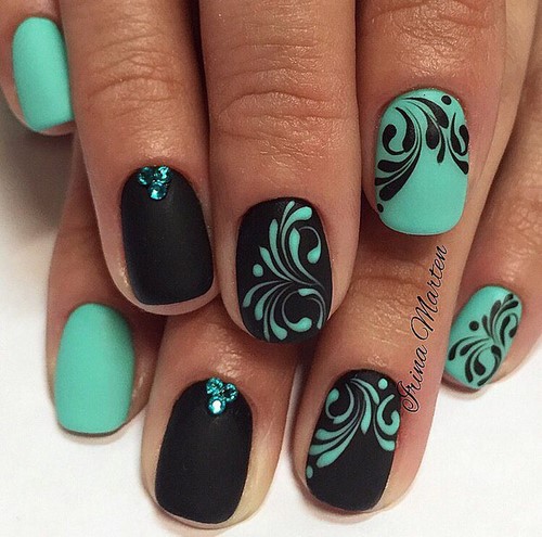 Monograms on nails: ทำเล็บสุดหรูพร้อม monograms สำหรับโอกาสพิเศษ