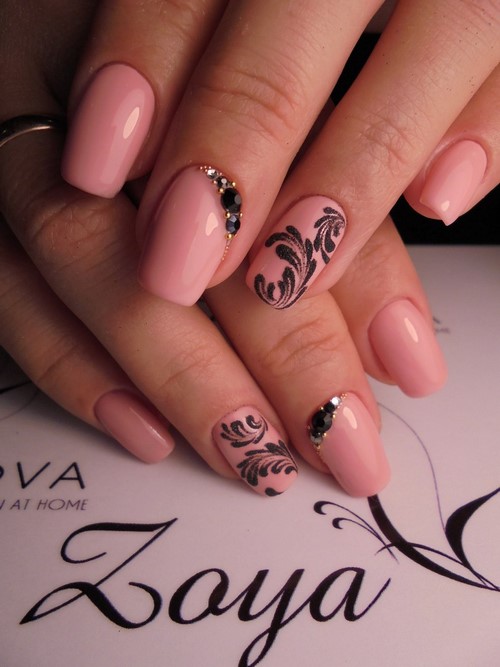Monograms on nails: a luxurious manicure with monograms for a special occasion