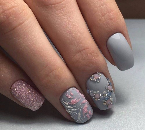 Monogramy na paznokciach: luksusowy manicure z monogramami na specjalne okazje