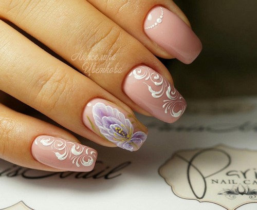 Monogramy na paznokciach: luksusowy manicure z monogramami na specjalne okazje