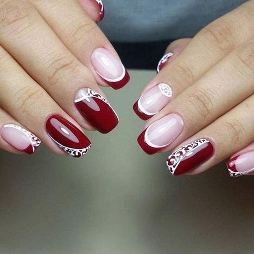 Monogramy na paznokciach: luksusowy manicure z monogramami na specjalne okazje