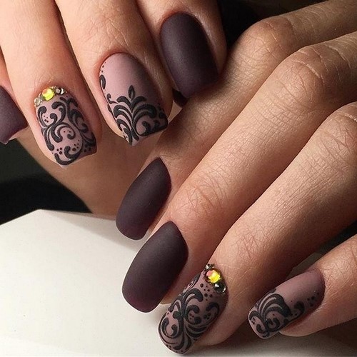 Monogram pada kuku: manicure mewah dengan monogram untuk majlis khas