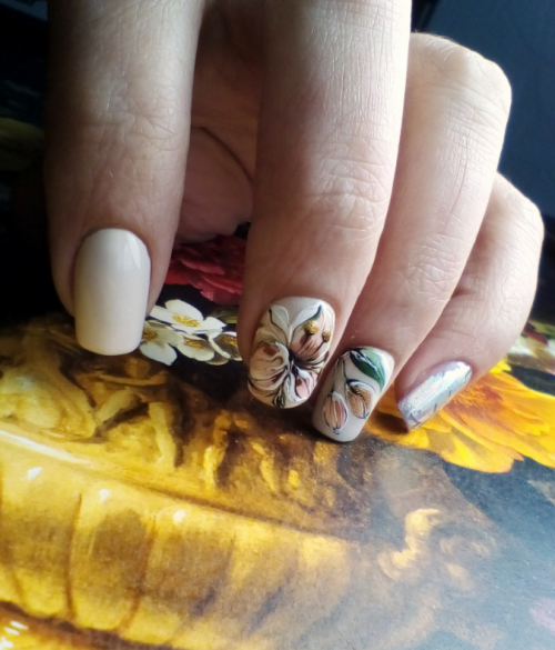 Beautiful manicure with flowers on nails - the best photo ideas 2019-2020