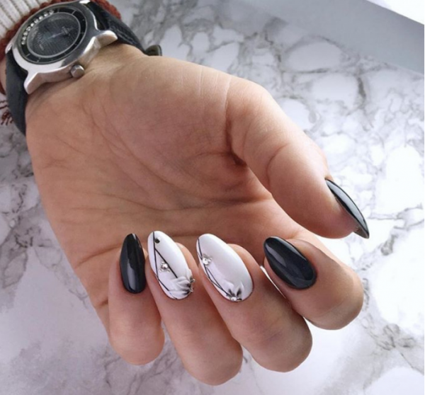 Tajemnica czerni w modnym manicure z czarnym połyskiem - pomysły na zdjęcia