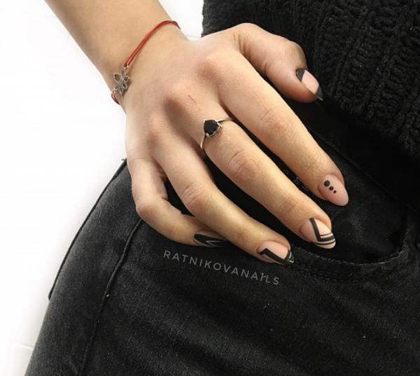 The mystery of black in a fashionable manicure with black polish - photo ideas