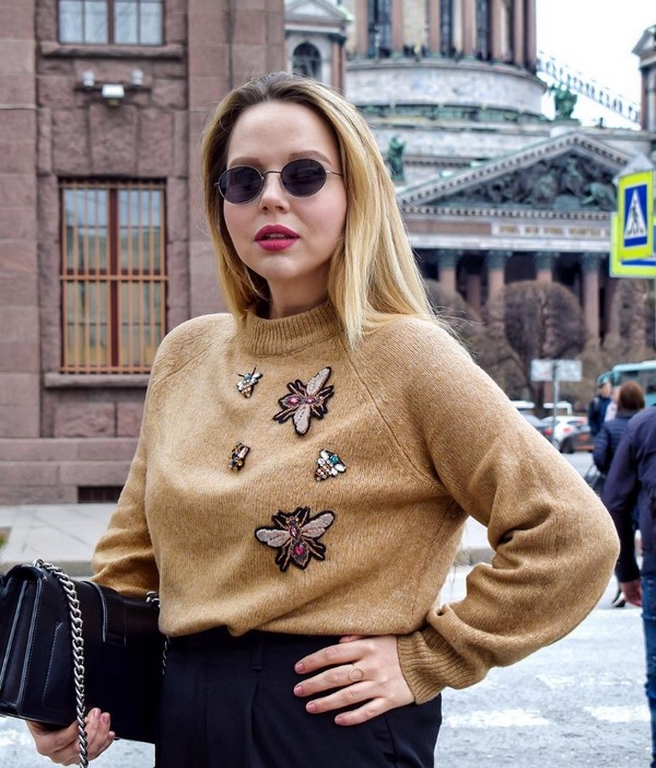 Damesmode sweaters 2019-2020 - trends, nieuwe modellen, foto's van modieuze strikken met een trui