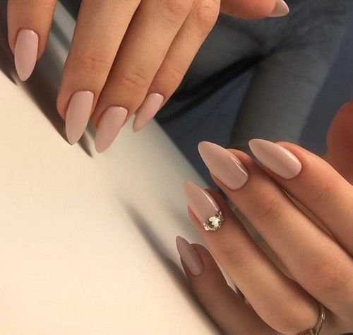 Design des ongles beige: nouvelles fraîches et nouvelles tendances du manucure beige