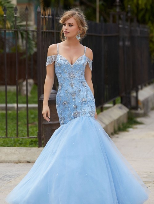 Trembling blue dresses: the best ideas of styles and models