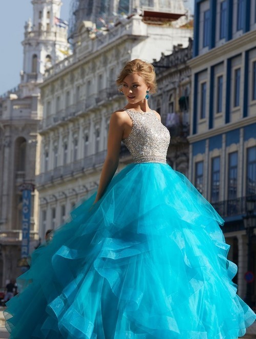 שמלות כחולות רועדות: הרעיונות הטובים ביותר של סגנונות ודגמים