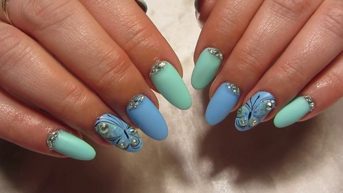 Menta refrescante en las uñas: tendencias fotográficas del diseño de uñas de menta