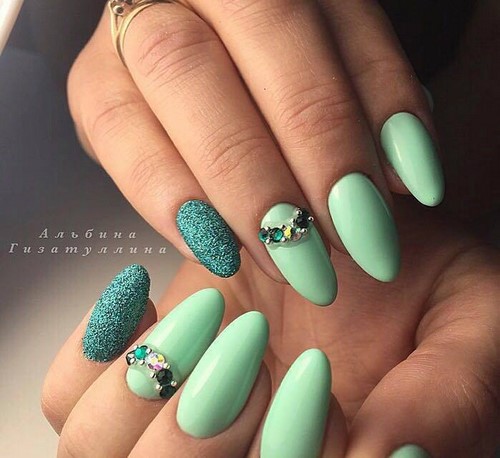 Menta refrescante en las uñas: tendencias fotográficas del diseño de uñas de menta