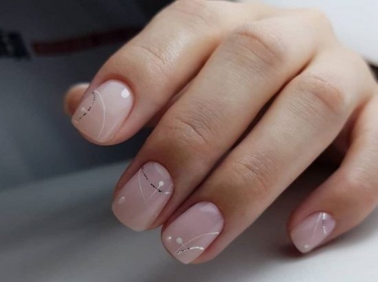 Novità di manicure leggera. Design leggero delle unghie in diverse tecniche