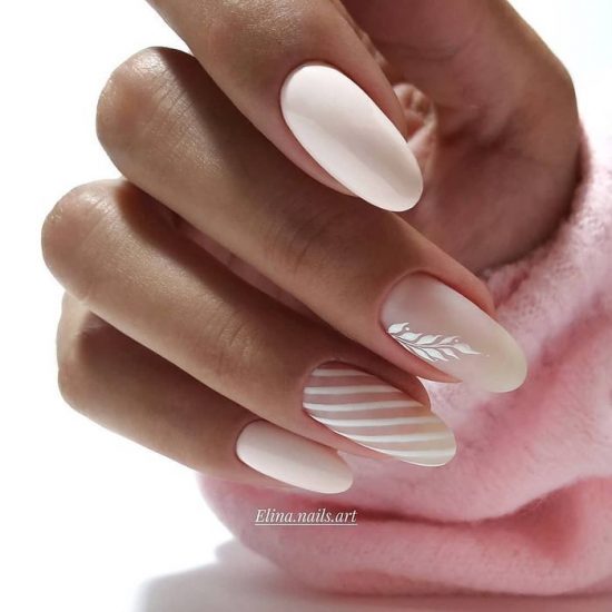 Novità di manicure leggera. Design leggero delle unghie in diverse tecniche