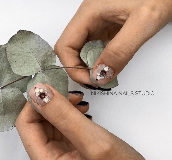 Novetats de manicura lleugera. Disseny d’ungles lleugers en diferents tècniques