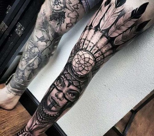 Esbossos d’un tatuatge a la cama. Tatuatge de moda a la cama: idees fotogràfiques