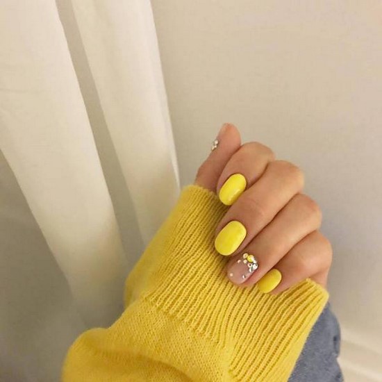 Yellow nails: the best innovations in yellow manicure