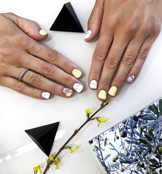 Yellow nails: the best innovations in yellow manicure