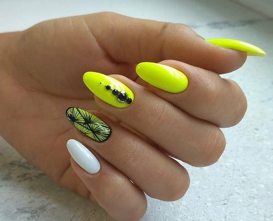 Unhas amarelas: as melhores inovações em manicure amarelo