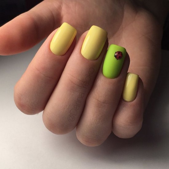 Yellow nails: the best innovations in yellow manicure