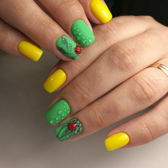 Yellow nails: the best innovations in yellow manicure