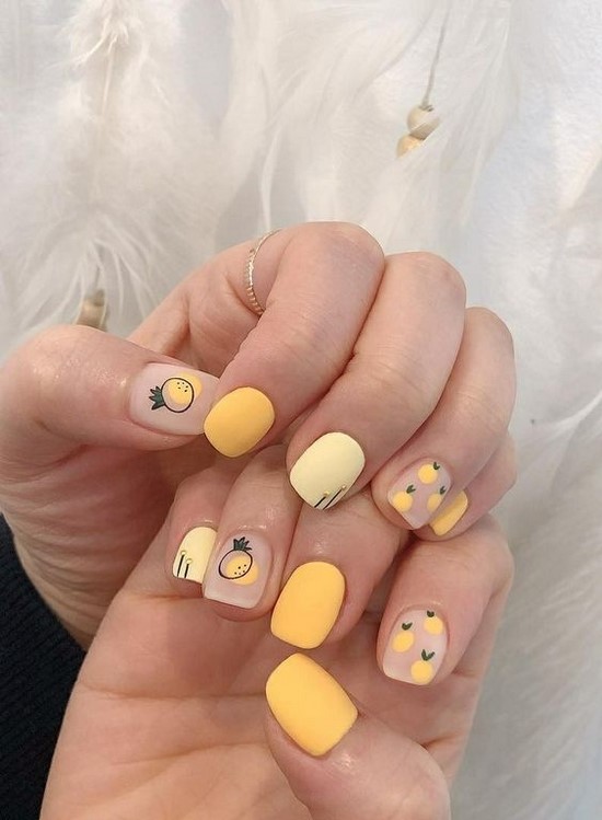 Yellow nails: the best innovations in yellow manicure